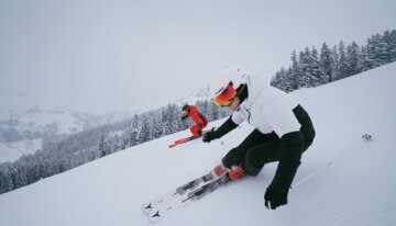 Two skiers on a snowy slope. | © INTERSPORT International Corporation GmbH