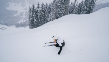 © INTERSPORT International Corporation GmbH Skifahrer fährt auf einer verschneiten Piste | © INTERSPORT International Corporation GmbH