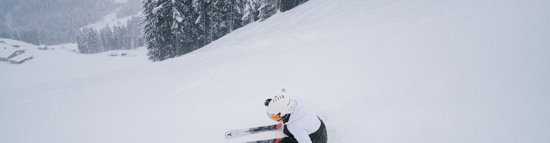Sciatore che scia su una pista innevata | © INTERSPORT International Corporation GmbH