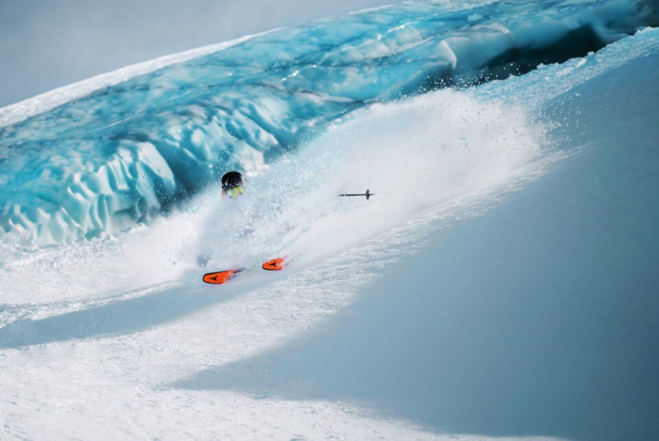 © © Christoph Johann, All Rights Reserved Skifahrer im Tiefschnee vor einem Gletscher. | © © Christoph Johann, All Rights Reserved