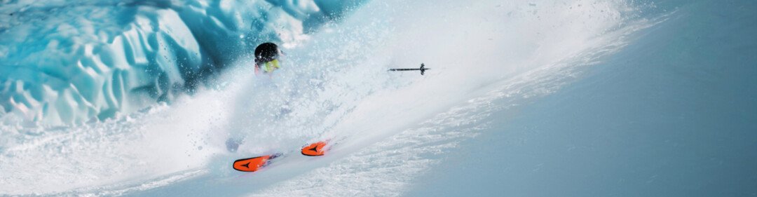 © © Christoph Johann, All Rights Reserved Scaitore nella neve fresca con un ghiacciaio sullo sfondo. | © © Christoph Johann, All Rights Reserved