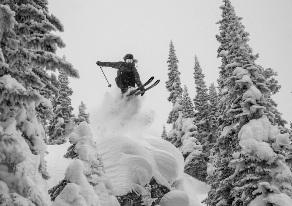 © Cam McLeod 2022 Skifahrer springt in verschneiter Landschaft | © Cam McLeod 2022