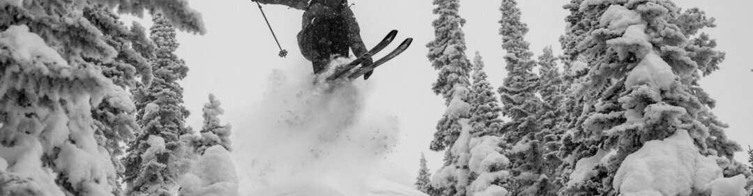 © Cam McLeod 2022 Sciatore salta in un paesaggio innevato | © Cam McLeod 2022