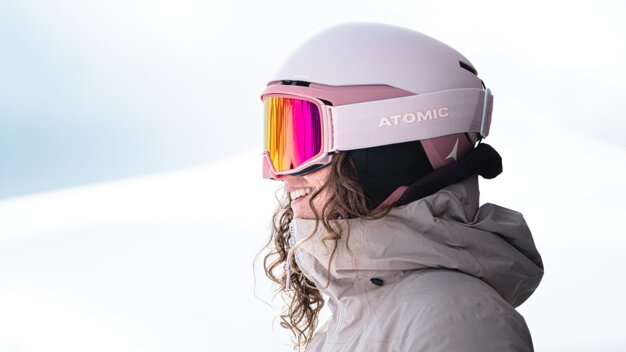 Frau mit rosa Skihelm und Skibrille | © Atomic Austria GmbH
