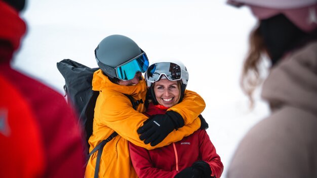 Ein Paar mit Skiausrüstung umarmt sich im Schnee. | © Atomic Austria GmbH
