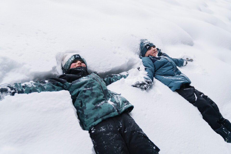 © INTERSPORT International Corporation GmbH Zwei Kinder machen Schneeengel im Schnee. | © INTERSPORT International Corporation GmbH