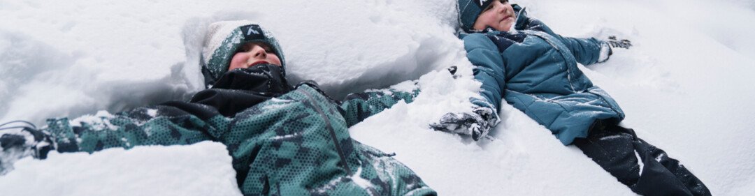 © INTERSPORT International Corporation GmbH Due bambini che fanno angeli di neve sulla neve. | © INTERSPORT International Corporation GmbH