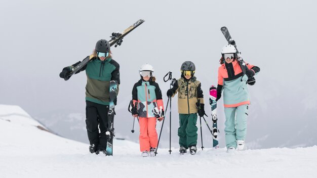 Vier Skifahrer in Winterkleidung im Schnee. | © IIC/McKINLEY