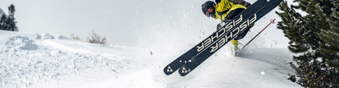 Sciatore che salta con sci Fischer nella neve. | © Fischer Sports GmbH