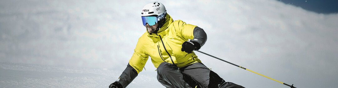 © Fischer Sports GmbH Sciatore con giacca gialla che scende una pista innevata. | © Fischer Sports GmbH