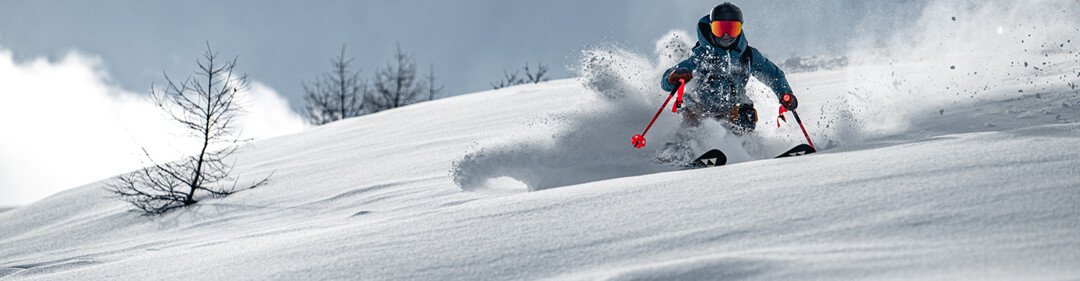 Scialpinista nella neve profonda | © Fischer Sports GmbH