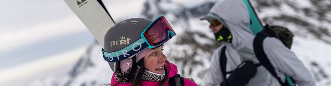 Due sciatori con gli sci sulla schiena nella neve | © Fischer Sports GmbH