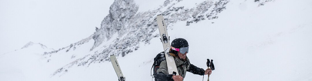 Gruppo di sciatori alpinisti che sale un pendio innevato. | © Fischer Sports GmbH