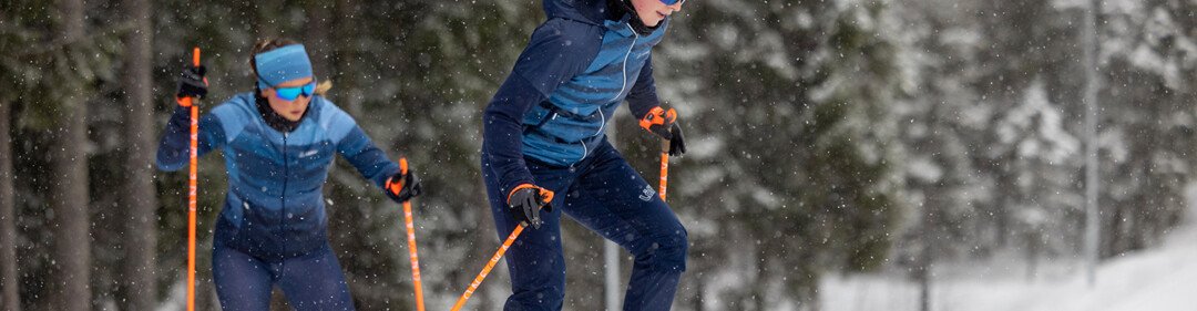 Due donne che praticano sci di fondo sulla neve. | © Fischer Sports GmbH