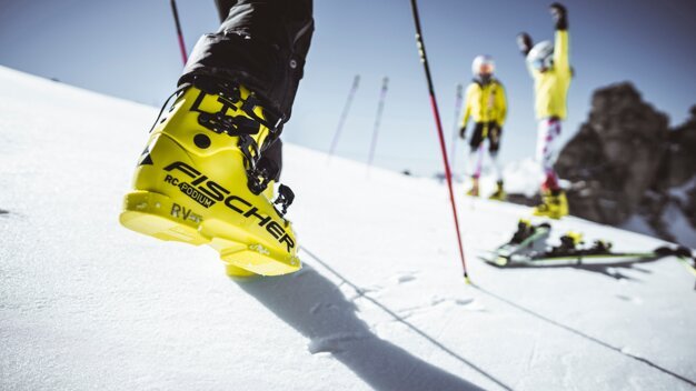 Gelber Fischer Skischuh im Schnee. | © Fischer Sports GmbH