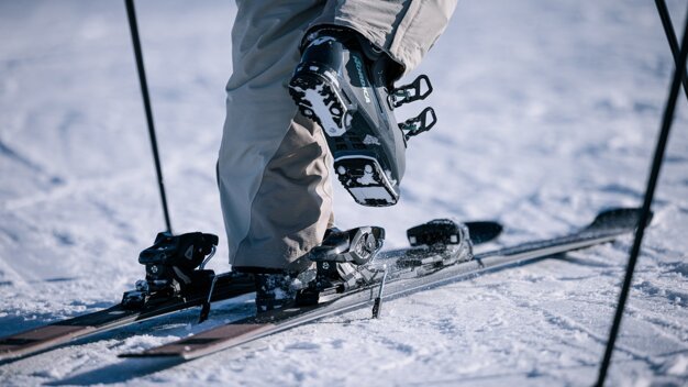 Skischuhe, die aus der Bindung gelöst werden. | © IIC - INTERSPORT International Corporation GmbH