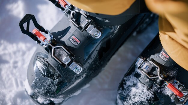 Skischuhe im Schnee. | © IIC - INTERSPORT International Corporation GmbH