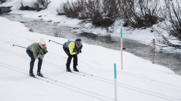 Zwei Skilangläufer in der Loipe im Schnee | © INTERSPORT International Corporation GmbH