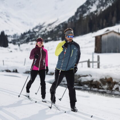 Zwei Personen beim Langlaufen in verschneiter Landschaft. | © INTERSPORT International Corporation GmbH
