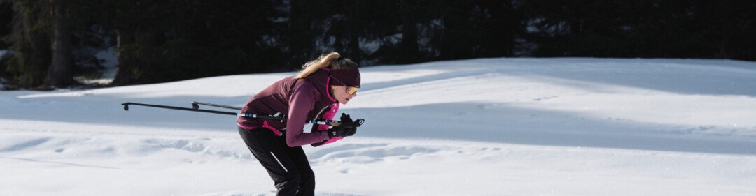 Donna che pratica sci di fondo sulla neve. | © INTERSPORT International Corporation GmbH