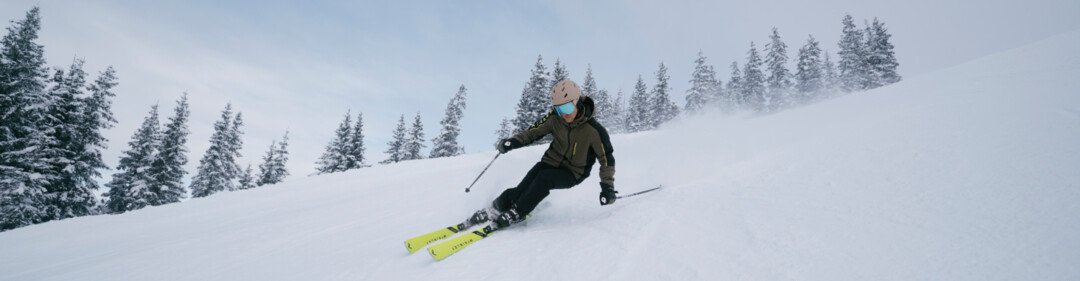 © INTERSPORT International Corporation GmbH Sciare che scia lungo un pendio innevato. | © INTERSPORT International Corporation GmbH