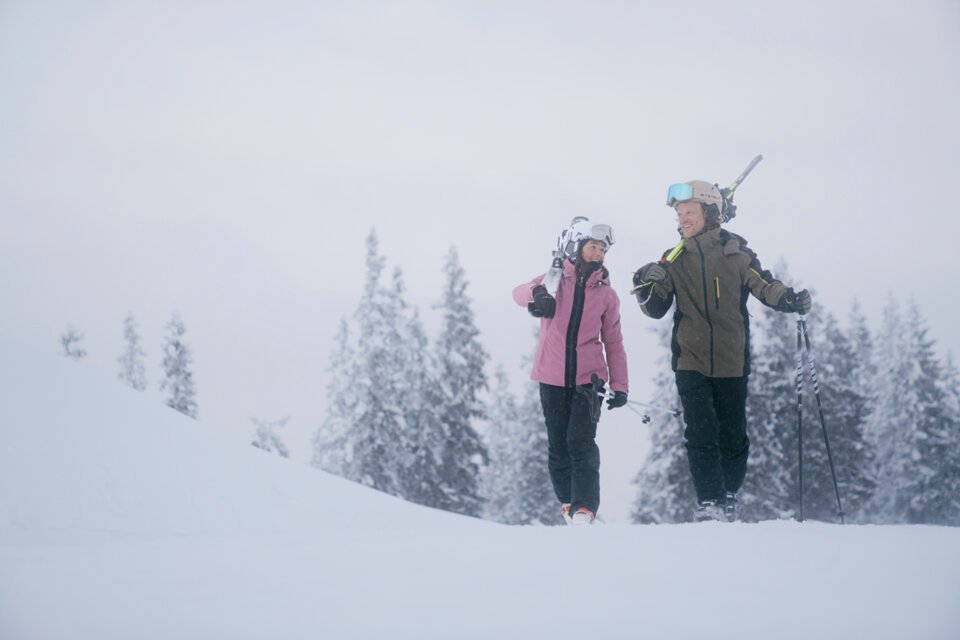 © INTERSPORT International Corporation GmbH Zwei Skifahrer wandern durch eine verschneite Landschaft. | © INTERSPORT International Corporation GmbH