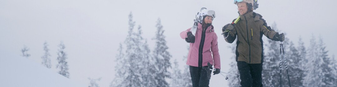 © INTERSPORT International Corporation GmbH Due sciatori che camminano in un paesaggio innevato. | © INTERSPORT International Corporation GmbH