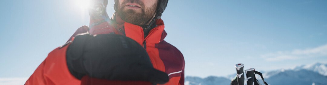 Sciatore con sci e bastoncini in montagna. | © INTERSPORT International Corporation GmbH