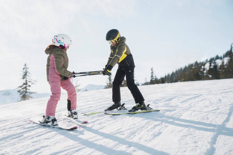 Two children skiing on a ski slope. | © INTERSPORT International Corporation GmbH