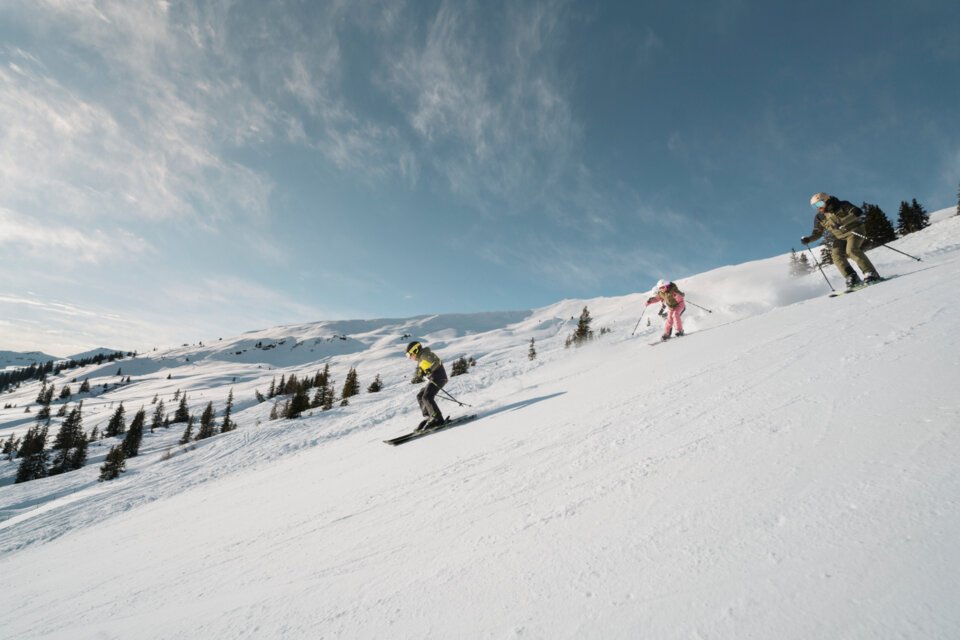 © INTERSPORT International Corporation GmbH Gruppe von Skifahrern auf einer schneebedeckten Piste. | © INTERSPORT International Corporation GmbH