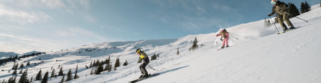 © INTERSPORT International Corporation GmbH Gruppo di sciatori su una pista innevata. | © INTERSPORT International Corporation GmbH