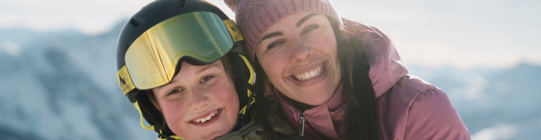 Madre e figlio sorridenti che sciano | © INTERSPORT International Corporation GmbH