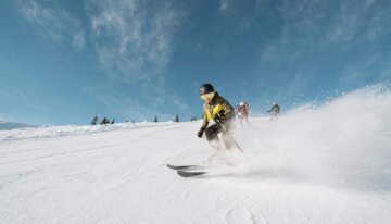 Scialpinista su una pista innevata sotto un cielo azzurro | © INTERSPORT International Corporation GmbH