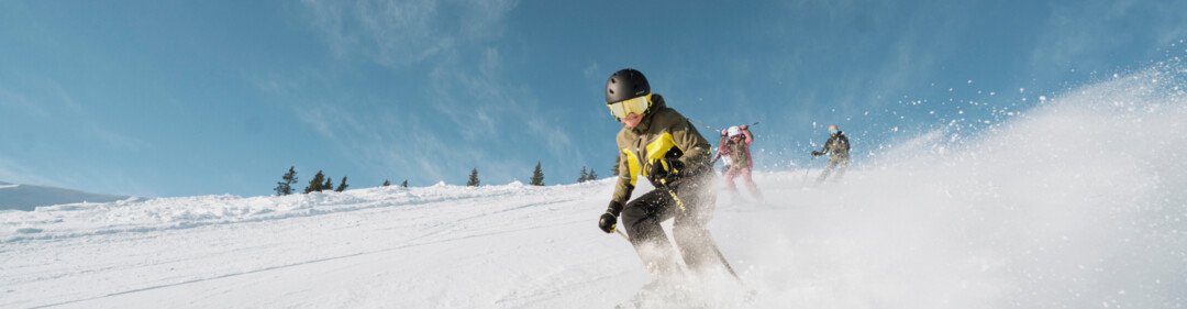 © INTERSPORT International Corporation GmbH Scialpinista su una pista innevata sotto un cielo azzurro | © INTERSPORT International Corporation GmbH