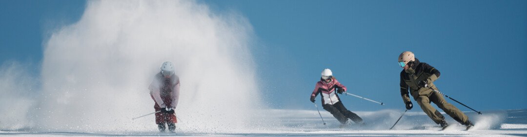© INTERSPORT International Corporation GmbH Tre sciatori su una pista innevata | © INTERSPORT International Corporation GmbH