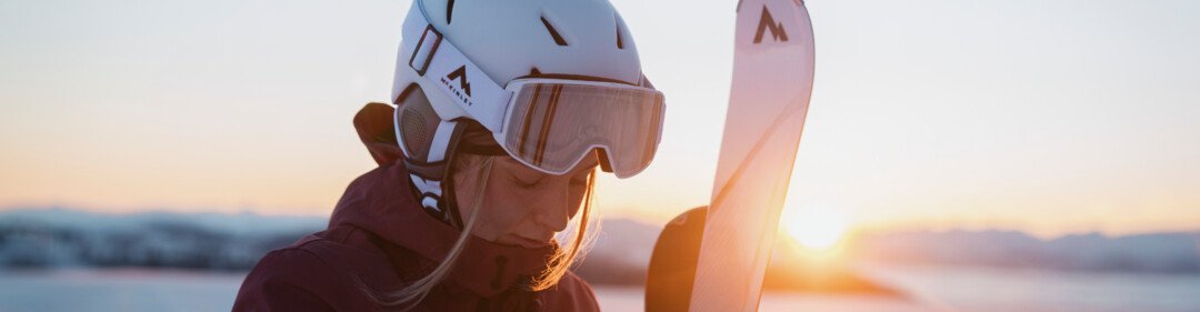 Scitrice con casco e sci al tramonto | © INTERSPORT International Corporation GmbH
