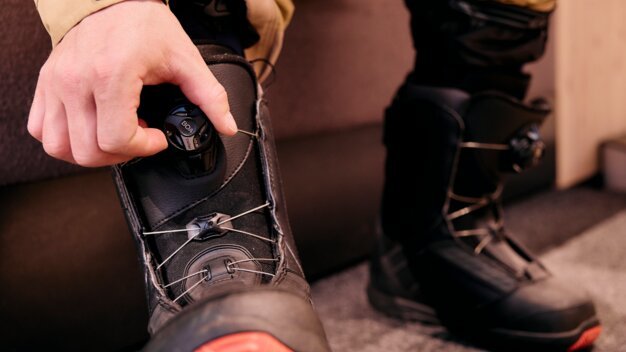 Person schließt Snowboardstiefel mit Boa-System | © ARMIN WALCHER