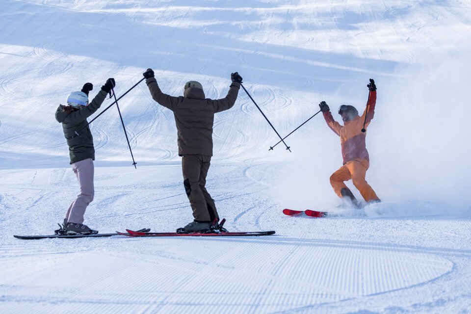 © INTERSPORT International Corporation GmbH Drei Skifahrer jubeln auf einer schneebedeckten Piste. | © INTERSPORT International Corporation GmbH