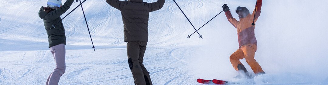 © INTERSPORT International Corporation GmbH Tre sciatori esultano su una pista innevata. | © INTERSPORT International Corporation GmbH