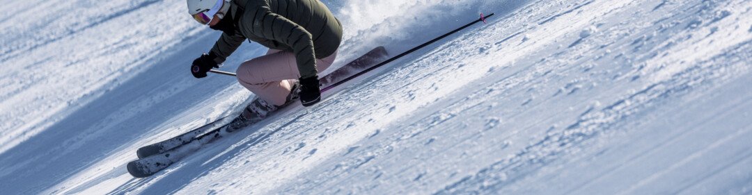 Scialpinista che scende lungo un pendio ripido. | © INTERSPORT International Corporation GmbH / Jeremy Bernard