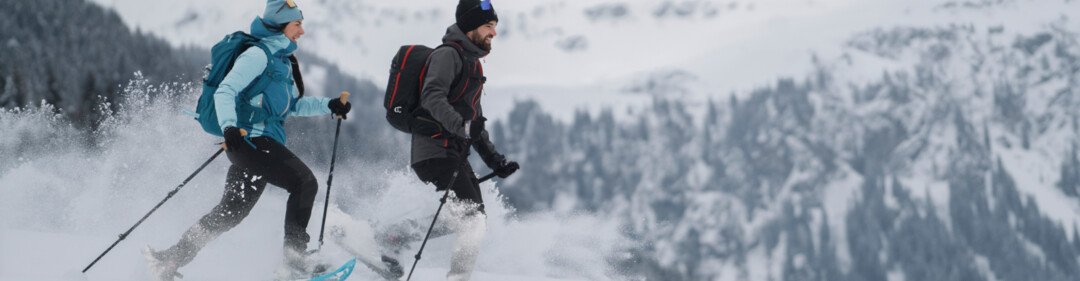 © INTERSPORT International Corporation GmbH Due persone fanno una ciaspolata in un paesaggio innevato. | © INTERSPORT International Corporation GmbH