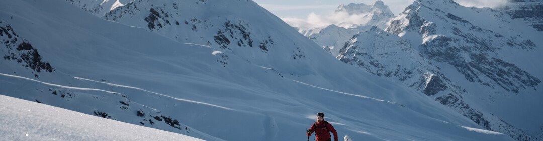 © INTERSPORT International Corporation GmbH Due persone fanno sci alpinismo in un paesaggio montano innevato. | © INTERSPORT International Corporation GmbH
