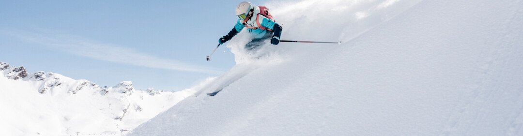 Skifahrer im Tiefschnee