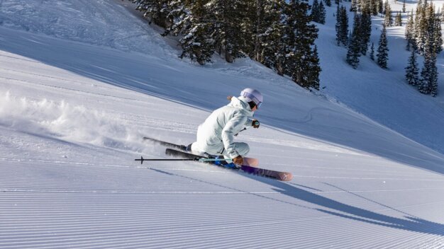 Skifahrer fährt auf einer präparierten Piste
