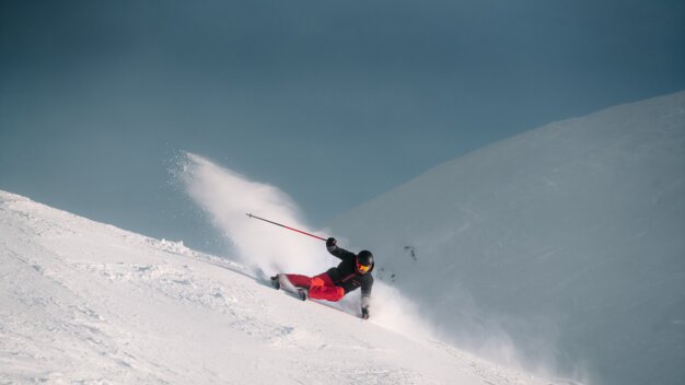 Skifahrer im Tiefschnee