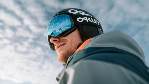 Skifahrer mit Oakley-Helm und Goggles