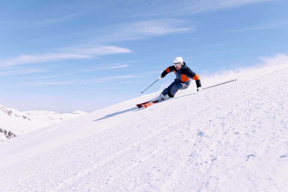 © ARMIN WALCHER Skifahrer auf einer schneebedeckten Piste | © ARMIN WALCHER