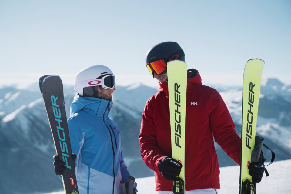 © INTERSPORT International Corporation GmbH Zwei Skifahrer mit Ski im Schnee. | © INTERSPORT International Corporation GmbH