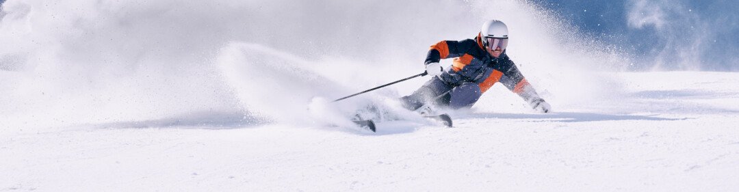 © ARMIN WALCHER Sciatore che curva nella neve fresca | © ARMIN WALCHER