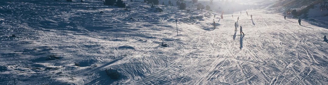 Sciatori su una pista innevata in montagna.